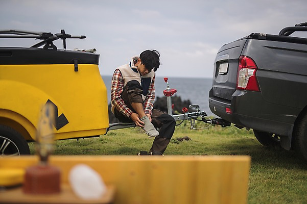 포토 JPG 주간 전신 남자 맨라이프 여행 자동차 한명 앉기 20대 성인 야외 앞모습 제주도 캠핑 한국인 성인남자한명만 오토캠핑 캠핑트레일러 욜로라이프 국내포토 자연요소 1 라이프스타일 육상교통 뷰포인트 모션 레저 한국 사람 동양인 청년 트레일러 남자한명만 성인남자만 파일형식