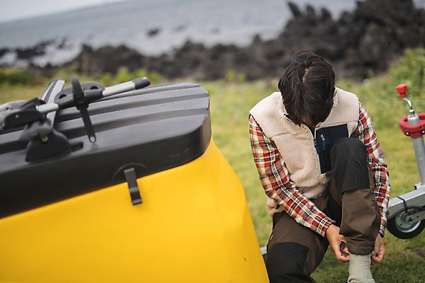 포토 JPG 주간 남자 맨라이프 여행 한명 앉기 상반신 20대 성인 야외 앞모습 제주도 캠핑 한국인 성인남자한명만 오토캠핑 캠핑트레일러 욜로라이프 국내포토 자연요소 1 라이프스타일 뷰포인트 모션 레저 한국 사람 동양인 청년 트레일러 남자한명만 성인남자만 파일형식