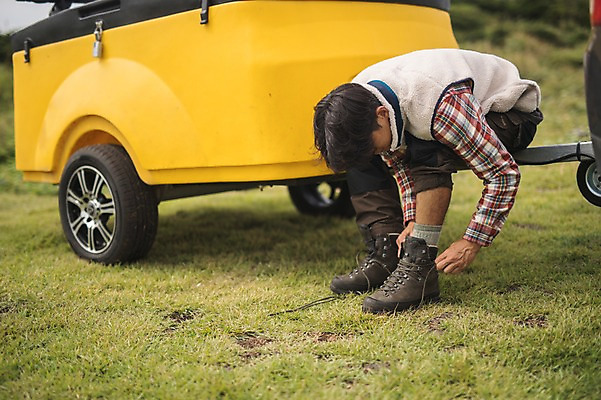 포토 JPG 주간 전신 남자 맨라이프 여행 한명 앉기 잔디 20대 성인 야외 앞모습 제주도 캠핑 한국인 신발신기 성인남자한명만 오토캠핑 캠핑트레일러 욜로라이프 국내포토 자연요소 식물 1 라이프스타일 뷰포인트 모션 레저 한국 사람 동양인 청년 트레일러 남자한명만 성인남자만 파일형식
