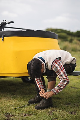 포토 JPG 주간 전신 남자 맨라이프 여행 한명 앉기 잔디 20대 성인 야외 앞모습 제주도 캠핑 한국인 신발신기 성인남자한명만 오토캠핑 캠핑트레일러 욜로라이프 국내포토 자연요소 식물 1 라이프스타일 뷰포인트 모션 레저 한국 사람 동양인 청년 트레일러 남자한명만 성인남자만 파일형식