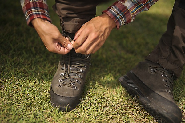 포토 JPG 주간 손 남자 맨라이프 여행 발 한명 잔디 20대 성인 야외 신체부위 제주도 캠핑 한국인 신발신기 성인남자한명만 오토캠핑 욜로라이프 국내포토 자연요소 식물 1 라이프스타일 모션 레저 한국 사람 동양인 청년 남자한명만 성인남자만 파일형식