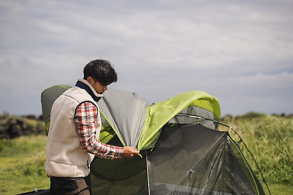 포토 JPG 주간 남자 맨라이프 여행 텐트 한명 서기 상반신 20대 성인 야외 옆모습 제주도 캠핑 한국인 설치 성인남자한명만 오토캠핑 욜로라이프 국내포토 자연요소 1 라이프스타일 뷰포인트 모션 레저 한국 캠핑도구 사람 동양인 청년 남자한명만 성인남자만 파일형식