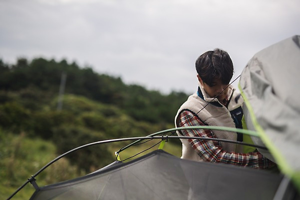 포토 JPG 주간 남자 맨라이프 여행 텐트 한명 서기 상반신 20대 성인 야외 앞모습 제주도 캠핑 한국인 설치 성인남자한명만 오토캠핑 욜로라이프 국내포토 자연요소 1 라이프스타일 뷰포인트 모션 레저 한국 캠핑도구 사람 동양인 청년 남자한명만 성인남자만 파일형식