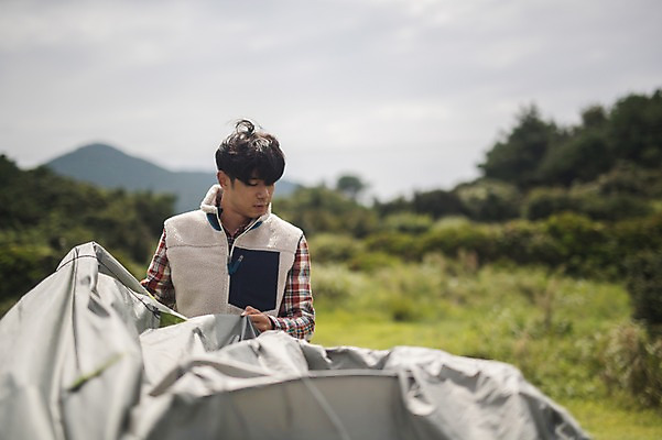 포토 JPG 주간 남자 맨라이프 여행 텐트 한명 서기 상반신 20대 성인 야외 앞모습 제주도 캠핑 한국인 설치 성인남자한명만 오토캠핑 욜로라이프 국내포토 자연요소 1 라이프스타일 뷰포인트 모션 레저 한국 캠핑도구 사람 동양인 청년 남자한명만 성인남자만 파일형식