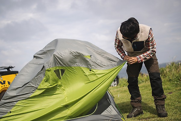 포토 JPG 주간 전신 남자 맨라이프 여행 텐트 한명 서기 20대 성인 야외 앞모습 제주도 캠핑 한국인 설치 성인남자한명만 오토캠핑 욜로라이프 국내포토 자연요소 1 라이프스타일 뷰포인트 모션 레저 한국 캠핑도구 사람 동양인 청년 남자한명만 성인남자만 파일형식