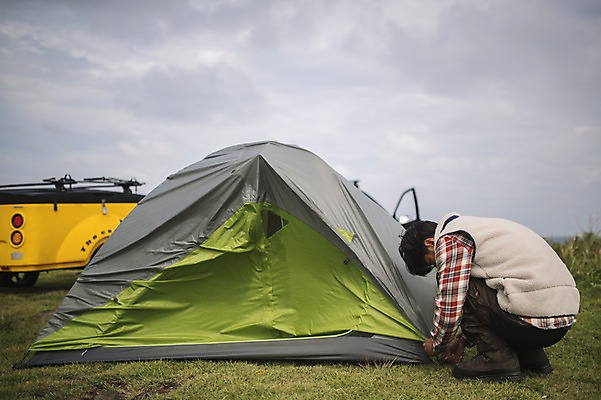 포토 JPG 주간 전신 남자 맨라이프 여행 텐트 한명 앉기 20대 성인 야외 옆모습 제주도 캠핑 한국인 설치 성인남자한명만 오토캠핑 캠핑트레일러 욜로라이프 국내포토 자연요소 1 라이프스타일 뷰포인트 모션 레저 한국 캠핑도구 사람 동양인 청년 트레일러 남자한명만 성인남자만 파일형식