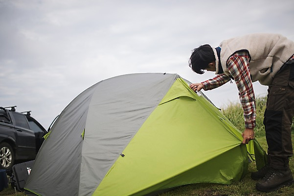 포토 JPG 주간 전신 남자 맨라이프 여행 자동차 텐트 한명 서기 20대 성인 야외 옆모습 제주도 캠핑 한국인 설치 성인남자한명만 오토캠핑 욜로라이프 국내포토 자연요소 1 라이프스타일 육상교통 뷰포인트 모션 레저 한국 캠핑도구 사람 동양인 청년 남자한명만 성인남자만 파일형식