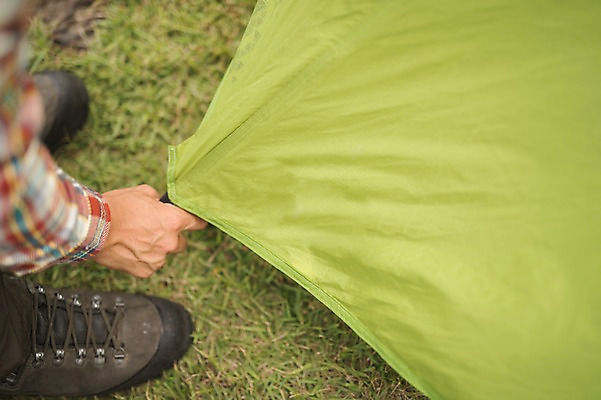 포토 JPG 주간 남자 맨라이프 여행 텐트 한명 20대 성인 야외 제주도 캠핑 한국인 하반신 설치 성인남자한명만 오토캠핑 욜로라이프 국내포토 자연요소 1 라이프스타일 레저 한국 캠핑도구 사람 동양인 청년 남자한명만 성인남자만 파일형식