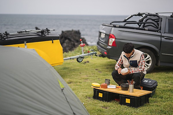 포토 JPG 주간 그릇 남자 맨라이프 여행 자동차 텐트 캠핑도구 한명 앉기 상반신 20대 성인 야외 앞모습 제주도 캠핑 한국인 성인남자한명만 오토캠핑 캠핑트레일러 욜로라이프 국내포토 자연요소 1 라이프스타일 식기 육상교통 뷰포인트 모션 레저 한국 사람 동양인 청년 도구 트레일러 남자한명만 성인남자만 파일형식