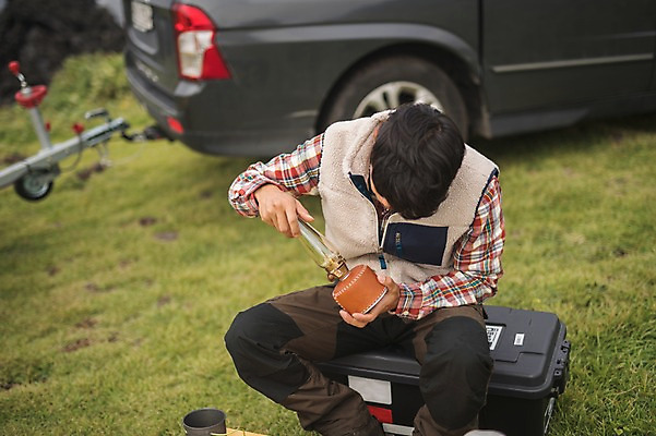 포토 JPG 주간 남자 맨라이프 여행 자동차 한명 앉기 상반신 20대 성인 야외 앞모습 제주도 캠핑 한국인 램프 성인남자한명만 오토캠핑 욜로라이프 국내포토 자연요소 1 라이프스타일 육상교통 뷰포인트 모션 레저 조명 한국 사람 동양인 청년 남자한명만 성인남자만 파일형식