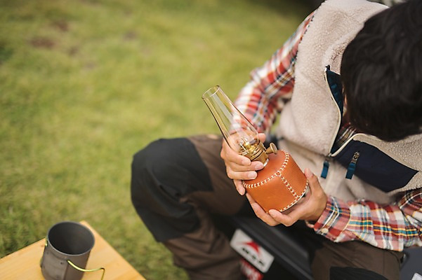 포토 JPG 주간 남자 맨라이프 여행 한명 들기 앉기 상반신 20대 성인 야외 앞모습 제주도 캠핑 한국인 램프 성인남자한명만 오토캠핑 욜로라이프 국내포토 자연요소 1 라이프스타일 뷰포인트 모션 레저 조명 한국 사람 동양인 청년 남자한명만 성인남자만 파일형식