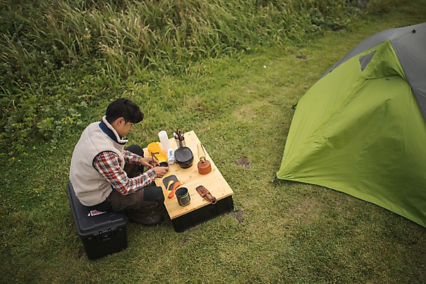 포토 JPG 주간 전신 그릇 남자 맨라이프 여행 텐트 캠핑도구 한명 앉기 20대 성인 야외 옆모습 제주도 캠핑 한국인 성인남자한명만 오토캠핑 욜로라이프 국내포토 자연요소 1 라이프스타일 식기 뷰포인트 모션 레저 한국 사람 동양인 청년 도구 남자한명만 성인남자만 파일형식