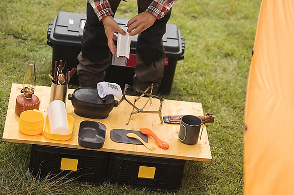포토 JPG 주간 그릇 식기 남자 맨라이프 여행 한명 서기 20대 성인 야외 제주도 캠핑 한국인 하반신 램프 성인남자한명만 오토캠핑 욜로라이프 국내포토 자연요소 1 라이프스타일 모션 레저 조명 한국 사람 동양인 청년 남자한명만 성인남자만 파일형식