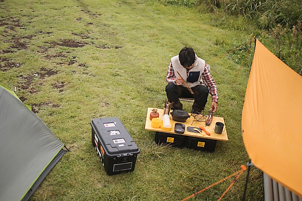 포토 JPG 주간 식기 남자 맨라이프 여행 캠핑도구 한명 앉기 잔디 상반신 20대 성인 야외 앞모습 제주도 캠핑 한국인 성인남자한명만 오토캠핑 욜로라이프 국내포토 자연요소 식물 1 라이프스타일 뷰포인트 모션 레저 한국 사람 동양인 청년 도구 남자한명만 성인남자만 파일형식