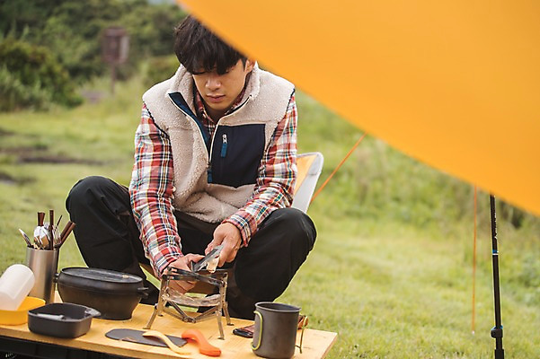 포토 JPG 주간 식기 남자 맨라이프 여행 캠핑도구 요리 한명 앉기 상반신 20대 성인 야외 앞모습 제주도 캠핑 한국인 버너 성인남자한명만 오토캠핑 욜로라이프 국내포토 자연요소 1 라이프스타일 뷰포인트 모션 레저 한국 사람 동양인 청년 도구 남자한명만 성인남자만 파일형식