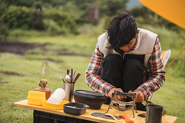 포토 JPG 주간 식기 남자 맨라이프 여행 캠핑도구 한명 앉기 상반신 20대 성인 야외 앞모습 제주도 캠핑 한국인 버너 성인남자한명만 오토캠핑 욜로라이프 국내포토 자연요소 1 라이프스타일 뷰포인트 모션 레저 한국 사람 동양인 청년 도구 남자한명만 성인남자만 파일형식