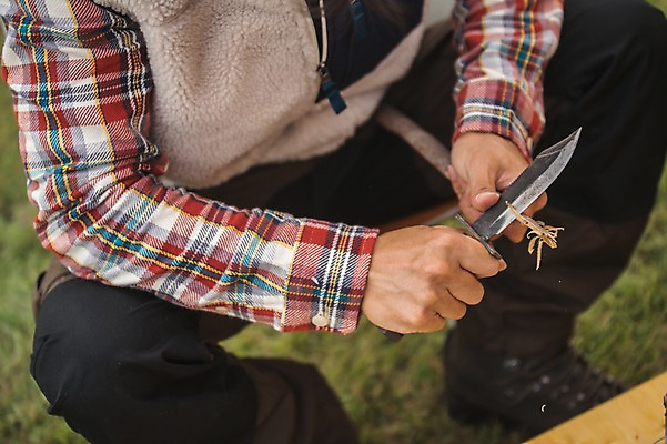 포토 JPG 주간 남자 맨라이프 여행 한명 들기 앉기 20대 성인 야외 앞모습 제주도 캠핑 한국인 하반신 나뭇가지 칼 장작 자르기 성인남자한명만 오토캠핑 욜로라이프 국내포토 자연요소 나무 1 라이프스타일 뷰포인트 모션 레저 한국 사람 동양인 청년 남자한명만 성인남자만 파일형식