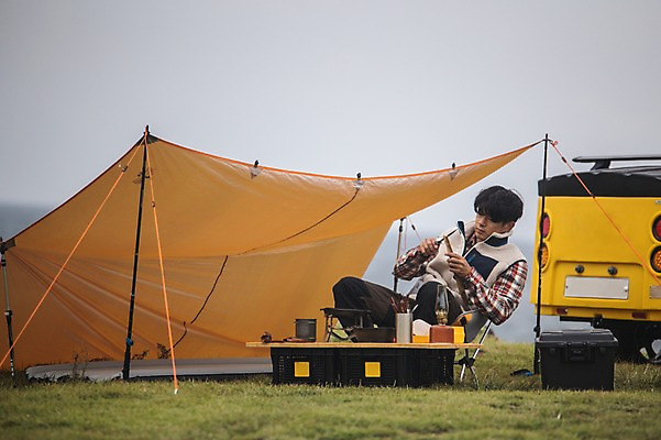 포토 JPG 주간 남자 맨라이프 여행 한명 앉기 상반신 20대 성인 야외 앞모습 제주도 캠핑 한국인 칼 장작 자르기 안식처 성인남자한명만 오토캠핑 캠핑트레일러 욜로라이프 국내포토 자연요소 1 라이프스타일 뷰포인트 모션 레저 휴식 한국 사람 동양인 청년 트레일러 남자한명만 성인남자만 파일형식