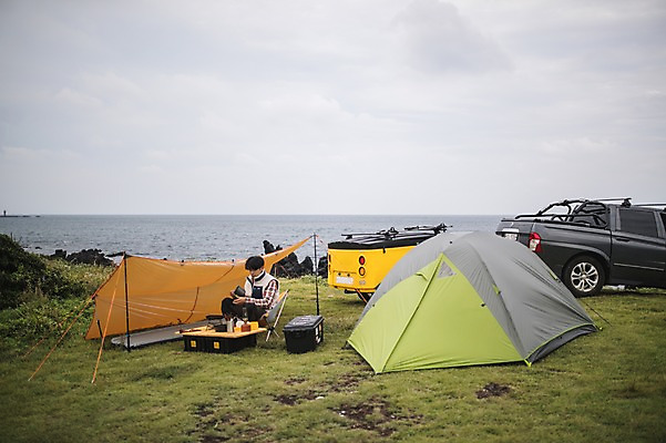 포토 JPG 주간 남자 맨라이프 여행 자동차 텐트 한명 앉기 상반신 20대 성인 야외 앞모습 제주도 캠핑 한국인 성인남자한명만 오토캠핑 캠핑트레일러 욜로라이프 국내포토 자연요소 1 라이프스타일 육상교통 뷰포인트 모션 레저 한국 캠핑도구 사람 동양인 청년 트레일러 남자한명만 성인남자만 파일형식