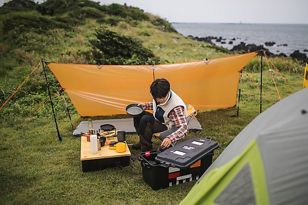 포토 JPG 주간 전신 식기 남자 맨라이프 여행 텐트 한명 앉기 20대 성인 야외 옆모습 제주도 캠핑 한국인 버너 성인남자한명만 오토캠핑 욜로라이프 국내포토 자연요소 1 라이프스타일 뷰포인트 모션 레저 한국 캠핑도구 사람 동양인 청년 남자한명만 성인남자만 파일형식