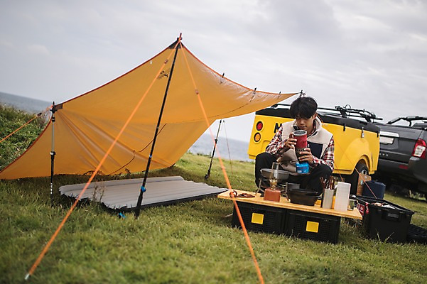 포토 JPG 주간 식기 남자 맨라이프 여행 자동차 한명 앉기 상반신 20대 성인 야외 앞모습 제주도 캠핑 한국인 성인남자한명만 오토캠핑 캠핑트레일러 욜로라이프 국내포토 자연요소 1 라이프스타일 육상교통 뷰포인트 모션 레저 한국 사람 동양인 청년 트레일러 남자한명만 성인남자만 파일형식