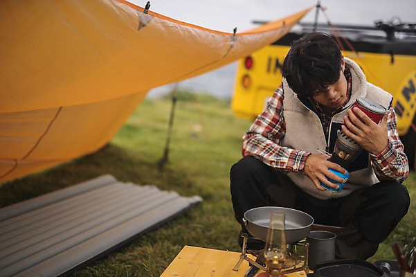 포토 JPG 주간 식기 남자 맨라이프 여행 한명 앉기 상반신 20대 성인 야외 앞모습 제주도 캠핑 한국인 버너 성인남자한명만 오토캠핑 캠핑트레일러 욜로라이프 국내포토 자연요소 1 라이프스타일 뷰포인트 모션 레저 한국 사람 동양인 청년 트레일러 남자한명만 성인남자만 파일형식