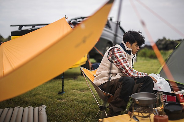 포토 JPG 주간 남자 맨라이프 여행 한명 앉기 상반신 20대 성인 야외 옆모습 제주도 캠핑 한국인 성인남자한명만 오토캠핑 욜로라이프 국내포토 자연요소 1 라이프스타일 뷰포인트 모션 레저 한국 사람 동양인 청년 남자한명만 성인남자만 파일형식