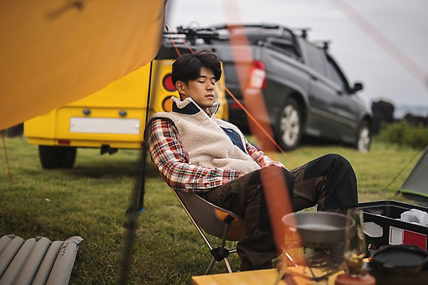 포토 JPG 주간 남자 여유 맨라이프 여행 자동차 휴식 한명 앉기 상반신 20대 성인 야외 옆모습 제주도 눈감음 캠핑 한국인 성인남자한명만 오토캠핑 캠핑트레일러 욜로라이프 국내포토 자연요소 1 라이프스타일 감정 육상교통 뷰포인트 컨셉 모션 레저 한국 사람 동양인 청년 트레일러 남자한명만 성인남자만 파일형식