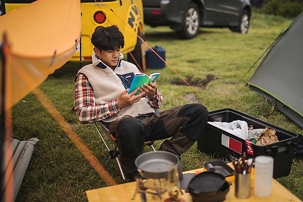포토 JPG 주간 남자 여유 맨라이프 여행 휴식 한명 앉기 상반신 20대 성인 야외 앞모습 독서 제주도 캠핑 한국인 성인남자한명만 오토캠핑 캠핑트레일러 욜로라이프 국내포토 자연요소 1 라이프스타일 감정 뷰포인트 컨셉 모션 레저 한국 사람 동양인 청년 트레일러 남자한명만 성인남자만 파일형식