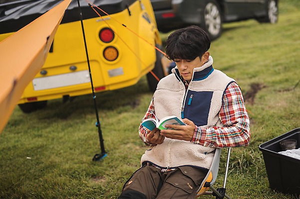 포토 JPG 주간 남자 여유 맨라이프 여행 휴식 한명 앉기 상반신 20대 성인 야외 앞모습 독서 제주도 캠핑 한국인 성인남자한명만 오토캠핑 캠핑트레일러 욜로라이프 국내포토 자연요소 1 라이프스타일 감정 뷰포인트 컨셉 모션 레저 한국 사람 동양인 청년 트레일러 남자한명만 성인남자만 파일형식