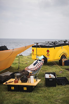 포토 JPG 주간 전신 남자 여유 맨라이프 여행 휴식 한명 앉기 20대 성인 야외 옆모습 제주도 캠핑 한국인 잠 성인남자한명만 오토캠핑 캠핑트레일러 욜로라이프 국내포토 자연요소 1 라이프스타일 감정 뷰포인트 컨셉 모션 레저 한국 사람 동양인 청년 트레일러 남자한명만 성인남자만 파일형식