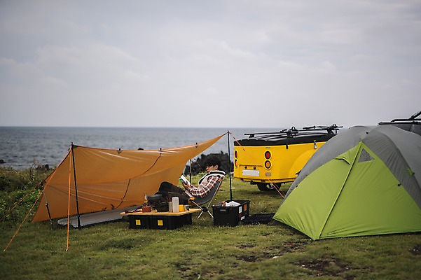 포토 JPG 주간 전신 남자 여유 맨라이프 여행 휴식 텐트 한명 앉기 20대 성인 야외 옆모습 독서 제주도 캠핑 한국인 성인남자한명만 오토캠핑 캠핑트레일러 욜로라이프 국내포토 자연요소 1 라이프스타일 감정 뷰포인트 컨셉 모션 레저 한국 캠핑도구 사람 동양인 청년 트레일러 남자한명만 성인남자만 파일형식