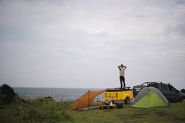 포토 JPG 주간 전신 응시 남자 맨라이프 여행 텐트 한명 서기 20대 성인 야외 뒷모습 제주도 캠핑 한국인 성인남자한명만 오토캠핑 캠핑트레일러 욜로라이프 국내포토 자연요소 1 라이프스타일 시선 뷰포인트 모션 레저 한국 캠핑도구 사람 동양인 청년 트레일러 남자한명만 성인남자만 파일형식