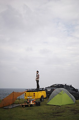 포토 JPG 주간 전신 남자 맨라이프 여행 자동차 텐트 한명 서기 20대 성인 야외 옆모습 제주도 캠핑 한국인 성인남자한명만 오토캠핑 캠핑트레일러 욜로라이프 국내포토 자연요소 1 라이프스타일 육상교통 뷰포인트 모션 레저 한국 캠핑도구 사람 동양인 청년 트레일러 남자한명만 성인남자만 파일형식