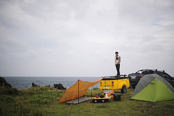 포토 JPG 주간 전신 응시 남자 맨라이프 여행 자동차 텐트 한명 서기 20대 성인 야외 옆모습 제주도 캠핑 한국인 성인남자한명만 오토캠핑 캠핑트레일러 욜로라이프 국내포토 자연요소 1 라이프스타일 시선 육상교통 뷰포인트 모션 레저 한국 캠핑도구 사람 동양인 청년 트레일러 남자한명만 성인남자만 파일형식