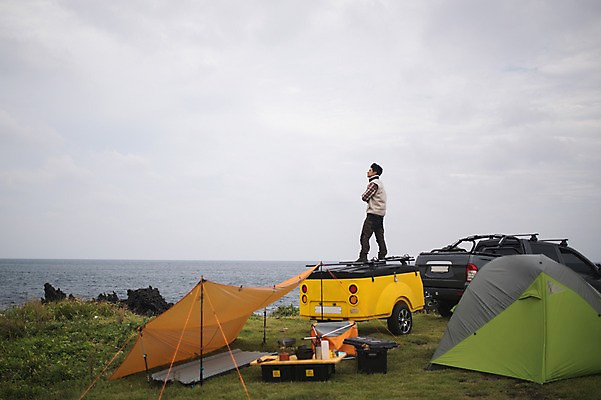 포토 JPG 주간 전신 응시 남자 맨라이프 여행 자동차 텐트 한명 서기 20대 성인 야외 옆모습 제주도 캠핑 한국인 성인남자한명만 오토캠핑 캠핑트레일러 욜로라이프 국내포토 자연요소 1 라이프스타일 시선 육상교통 뷰포인트 모션 레저 한국 캠핑도구 사람 동양인 청년 트레일러 남자한명만 성인남자만 파일형식
