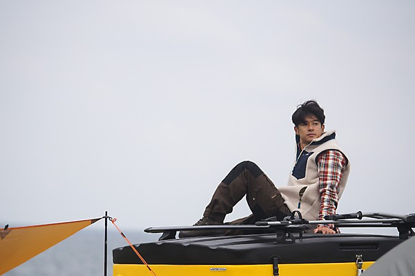 포토 JPG 주간 전신 남자 맨라이프 여행 휴식 한명 앉기 20대 성인 야외 옆모습 제주도 캠핑 한국인 성인남자한명만 오토캠핑 캠핑트레일러 욜로라이프 국내포토 자연요소 1 라이프스타일 뷰포인트 컨셉 모션 레저 한국 사람 동양인 청년 트레일러 남자한명만 성인남자만 파일형식