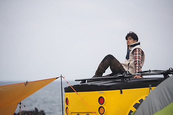 포토 JPG 주간 전신 남자 맨라이프 여행 휴식 한명 앉기 20대 성인 야외 옆모습 제주도 캠핑 한국인 성인남자한명만 오토캠핑 캠핑트레일러 욜로라이프 국내포토 자연요소 1 라이프스타일 뷰포인트 컨셉 모션 레저 한국 사람 동양인 청년 트레일러 남자한명만 성인남자만 파일형식