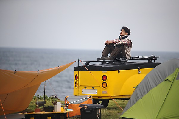 포토 JPG 주간 전신 남자 맨라이프 여행 휴식 한명 앉기 20대 성인 야외 옆모습 제주도 캠핑 한국인 성인남자한명만 오토캠핑 캠핑트레일러 욜로라이프 국내포토 자연요소 1 라이프스타일 뷰포인트 컨셉 모션 레저 한국 사람 동양인 청년 트레일러 남자한명만 성인남자만 파일형식