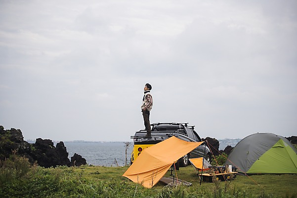 포토 JPG 주간 전신 응시 남자 맨라이프 여행 텐트 한명 서기 20대 성인 야외 옆모습 제주도 캠핑 한국인 안식처 성인남자한명만 오토캠핑 욜로라이프 국내포토 자연요소 1 라이프스타일 시선 뷰포인트 모션 레저 휴식 한국 캠핑도구 사람 동양인 청년 남자한명만 성인남자만 파일형식