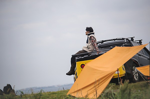 포토 JPG 주간 전신 남자 맨라이프 여행 한명 앉기 20대 성인 야외 옆모습 제주도 캠핑 한국인 성인남자한명만 오토캠핑 욜로라이프 국내포토 자연요소 1 라이프스타일 뷰포인트 모션 레저 한국 사람 동양인 청년 남자한명만 성인남자만 파일형식