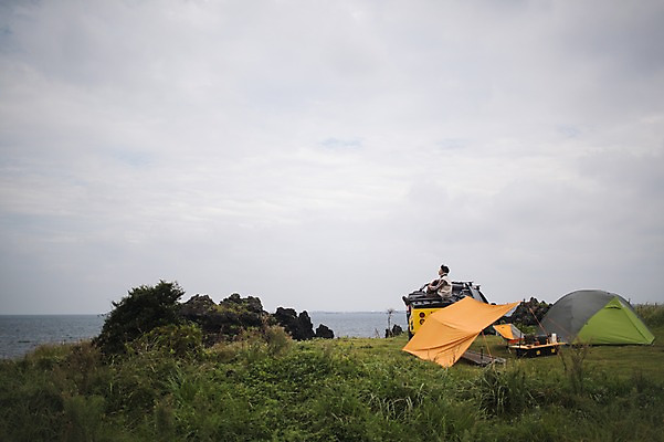 포토 JPG 주간 전신 남자 여유 맨라이프 여행 휴식 텐트 한명 앉기 20대 성인 야외 옆모습 제주도 캠핑 한국인 성인남자한명만 오토캠핑 욜로라이프 국내포토 자연요소 1 라이프스타일 감정 뷰포인트 컨셉 모션 레저 한국 캠핑도구 사람 동양인 청년 남자한명만 성인남자만 파일형식