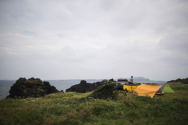 포토 JPG 주간 전신 남자 여유 바다 맨라이프 여행 자동차 하늘 휴식 한명 앉기 20대 성인 야외 제주도 캠핑 한국인 성인남자한명만 오토캠핑 캠핑트레일러 욜로라이프 국내포토 자연요소 1 라이프스타일 감정 육상교통 컨셉 모션 레저 한국 사람 동양인 청년 트레일러 남자한명만 성인남자만 파일형식