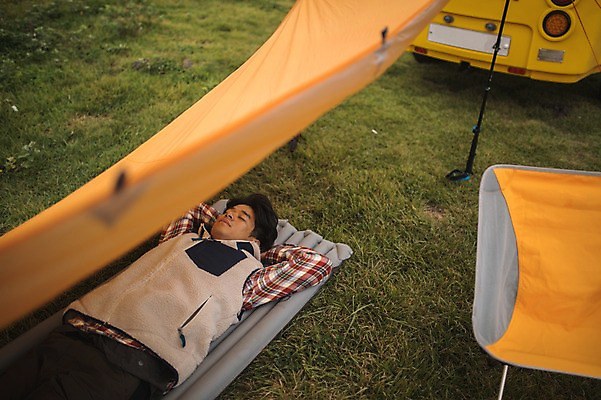 포토 JPG 주간 남자 맨라이프 여행 휴식 한명 상반신 20대 성인 야외 앞모습 눕기 제주도 캠핑 한국인 잠 성인남자한명만 오토캠핑 욜로라이프 국내포토 자연요소 1 라이프스타일 뷰포인트 컨셉 모션 레저 한국 사람 동양인 청년 남자한명만 성인남자만 파일형식