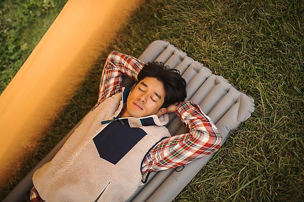 포토 JPG 주간 남자 맨라이프 여행 휴식 한명 상반신 20대 성인 야외 앞모습 눕기 제주도 캠핑 한국인 잠 성인남자한명만 오토캠핑 욜로라이프 국내포토 자연요소 1 라이프스타일 뷰포인트 컨셉 모션 레저 한국 사람 동양인 청년 남자한명만 성인남자만 파일형식