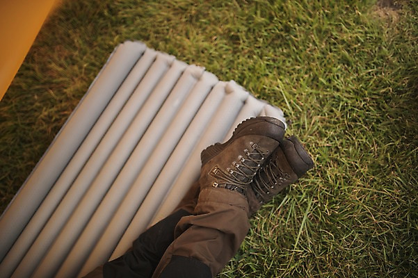포토 JPG 주간 남자 여유 맨라이프 여행 발 휴식 한명 20대 성인 야외 눕기 제주도 캠핑 한국인 하반신 성인남자한명만 오토캠핑 욜로라이프 국내포토 자연요소 1 라이프스타일 감정 컨셉 모션 레저 한국 사람 동양인 청년 신체부위 남자한명만 성인남자만 파일형식