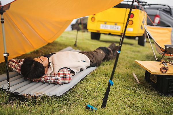 포토 JPG 주간 전신 남자 여유 맨라이프 여행 휴식 한명 20대 성인 야외 눕기 제주도 캠핑 한국인 잠 성인남자한명만 오토캠핑 캠핑트레일러 욜로라이프 국내포토 자연요소 1 라이프스타일 감정 컨셉 모션 레저 한국 사람 동양인 청년 트레일러 남자한명만 성인남자만 파일형식