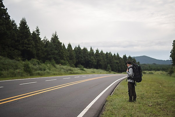 포토 JPG 주간 전신 남자 도로 맨라이프 여행 배낭 한명 서기 20대 성인 야외 옆모습 제주도 캠핑 한국인 백패커 히치하이킹 성인남자한명만 욜로라이프 국내포토 자연요소 1 라이프스타일 길 뷰포인트 가방 교통시설 모션 레저 한국 사람 동양인 청년 남자한명만 성인남자만 파일형식