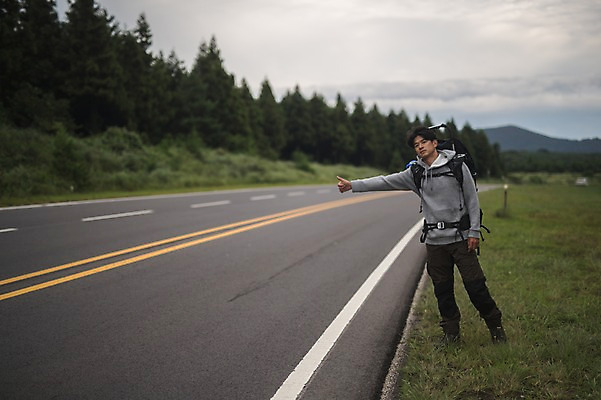 포토 JPG 주간 전신 남자 도로 맨라이프 여행 한명 서기 20대 성인 야외 앞모습 제주도 캠핑 한국인 백패커 히치하이킹 성인남자한명만 욜로라이프 국내포토 자연요소 1 라이프스타일 길 뷰포인트 교통시설 모션 레저 한국 사람 동양인 청년 남자한명만 성인남자만 파일형식