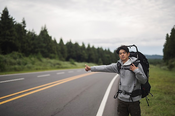 포토 JPG 주간 남자 도로 맨라이프 여행 한명 서기 상반신 20대 성인 야외 앞모습 제주도 캠핑 한국인 백패커 히치하이킹 성인남자한명만 욜로라이프 국내포토 자연요소 1 라이프스타일 길 뷰포인트 교통시설 모션 레저 한국 사람 동양인 청년 남자한명만 성인남자만 파일형식